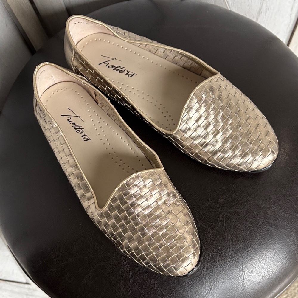 NWOT Trotters Women's Metallic Woven Flats
